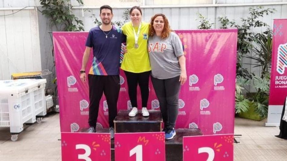 Jazmín Trovato consiguió la medalla de oro en natación PCD 50 metros espalda +17 femenino auditivo S15. Foto: gentileza Prensa Municipal.