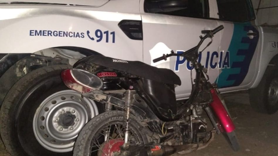 Una moto que registraba un pedido activo de secuestro desde la Justicia de Quilmes. Fue incautada en Cacharí por personal policial. FOTO: SUBCOMISARÍA CACHARÍ/PBA