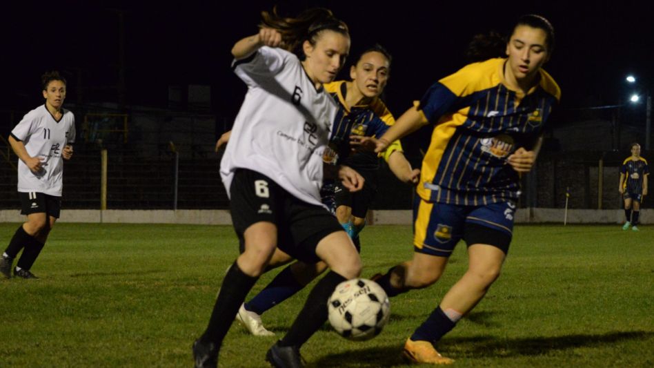 Las chicas de Athletic tienen la misión de dar vuelta la serie tras la derrota 4-1 en el estadio Ramón Turnes de All Boys, La Pampa. Fotos: archivo-gentileza Julio Santarelli-El Diario de La Pampa.