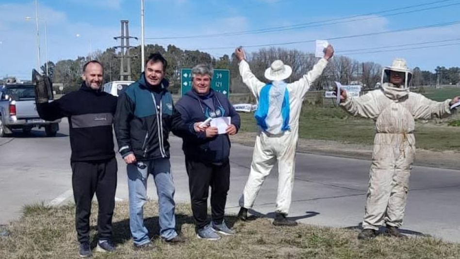 Dos imágenes de la protesta de apicultores de Azul y la región en rutas 226 y 51, el pasado 8 de septiembre.