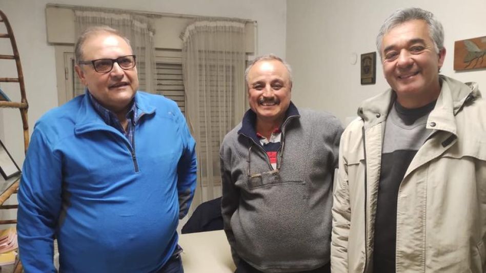 Fernando Lapi, presidente del Centro de Apicultores de Azul, Juan Pedro Etcheverry y Hugo Galíndez, integrantes de la comisión directiva, dialogaron con EL TIEMPO.