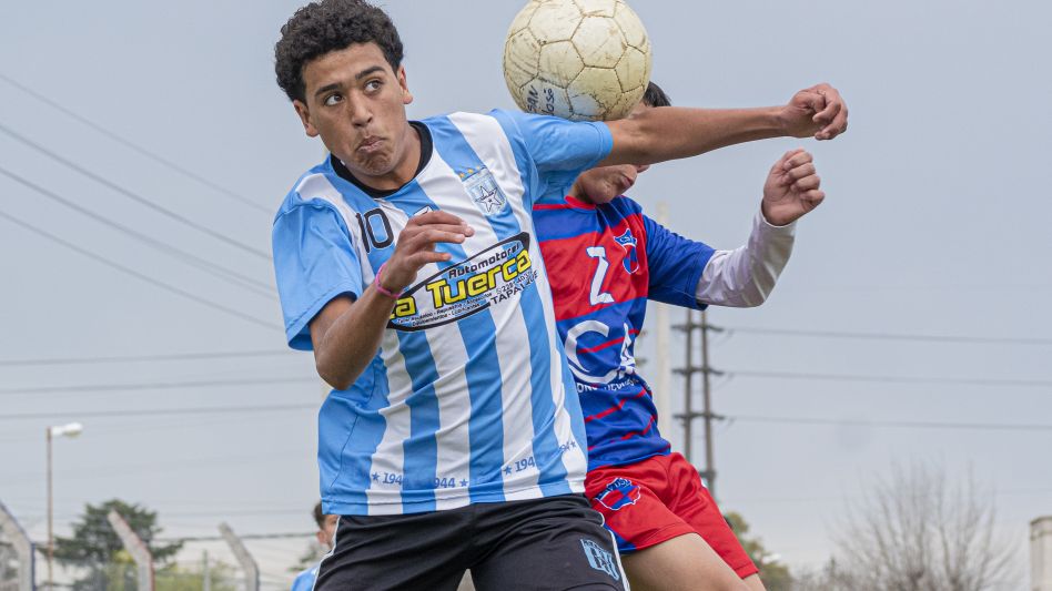 San José y Sarmiento se enfrentaron en el Luis Ceferino Galloso. El Santo es uno de los líderes de Décima. Foto: Nicolás Murcia.