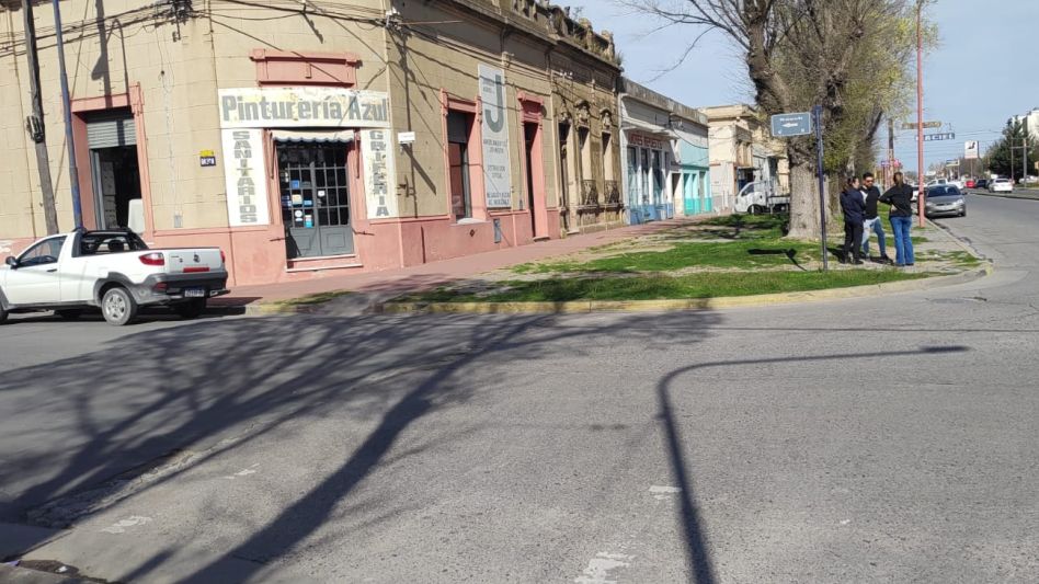 Minutos después de la hora 16 de hoy jueves se produjo esta colisión en el cruce de Avenida Mitre con calle Rauch. FOTO: CPA/PBA
