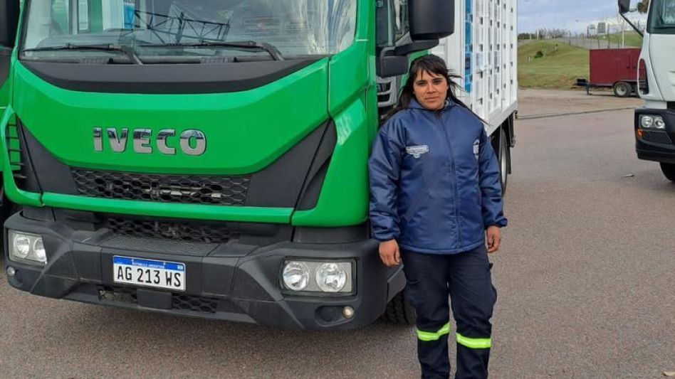 Una de las integrantes de la cooperativa de reciclado El Resurgimiento-MTE junto al camión para realizar la recolección diferenciada que llegará a Azul.