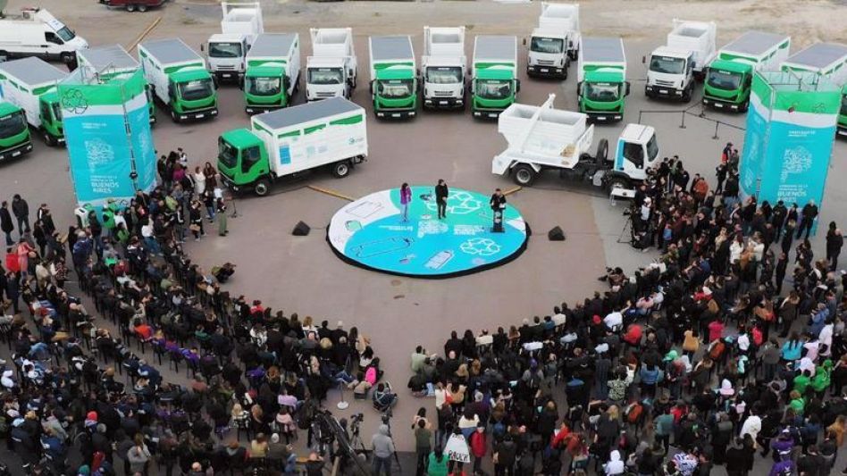 Desde el Ministerio de Ambiente de la provincia de Buenos Aires se adquirieron para la entrega 12 camiones caja cerrada, 6 camiones volqueteros y 40 camiones caja abierta. GENTILEZA/PBA