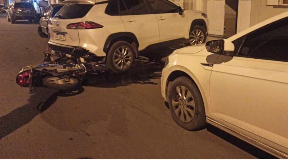 El conductor de la moto que protagonizó este choque con un auto y una camioneta permanecía en el área de cuidados intensivos del Pintos. FOTO: CPA/PBA
