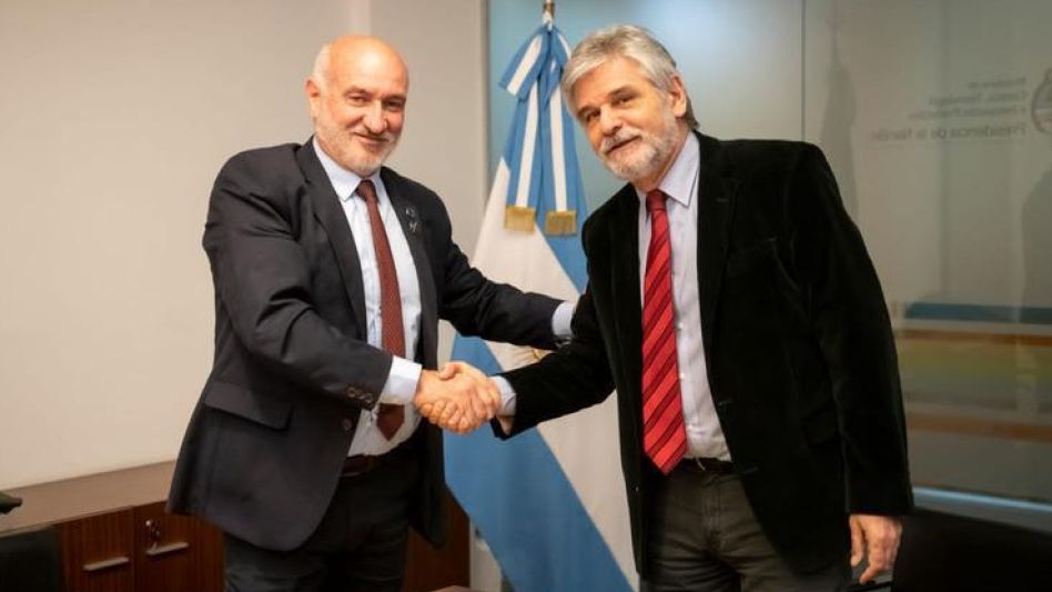 El rector de la UNICEN, Marcelo Aba y el ministro de Ciencia, Tecnología e Innovación Daniel Filmus el día que firmaron los acuerdos para avanzar con obras edilicias en la UNICEN.