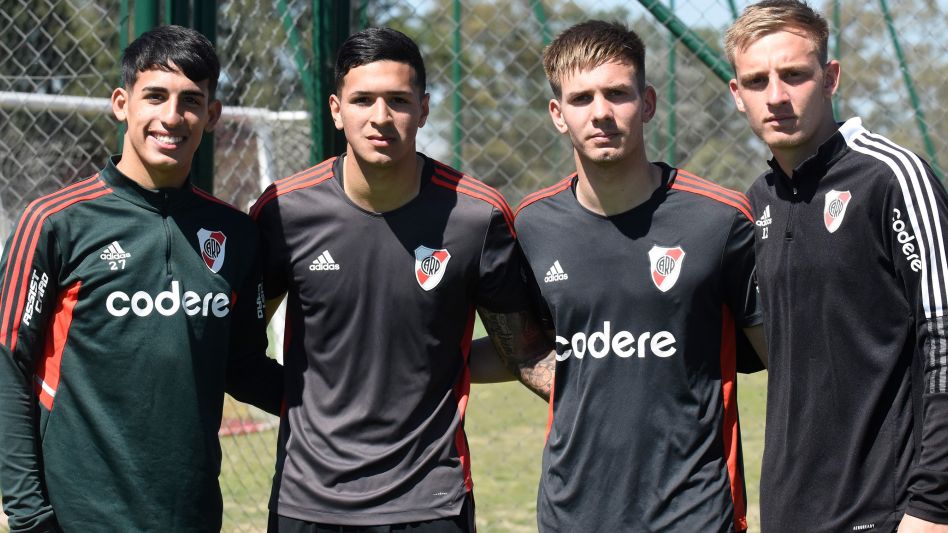 Los juveniles Lucas Obregón, Alan Britez, Franco Mastantuono y Tomás Jung entrenaron ayer con el plantel profesional en River Camp. Foto: gentileza Twitter River.