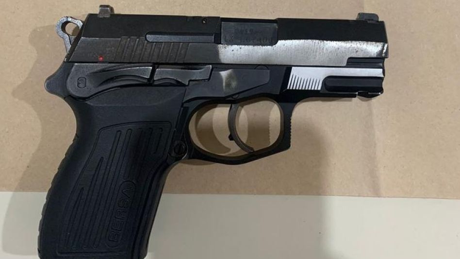 La pistola robada a la policía. Los efectivos de seguridad de la DDI Azul, junto con el chaleco antibalas que también le sustrajeron, la hallaron en un contenedor.  DDI AZUL/PBA