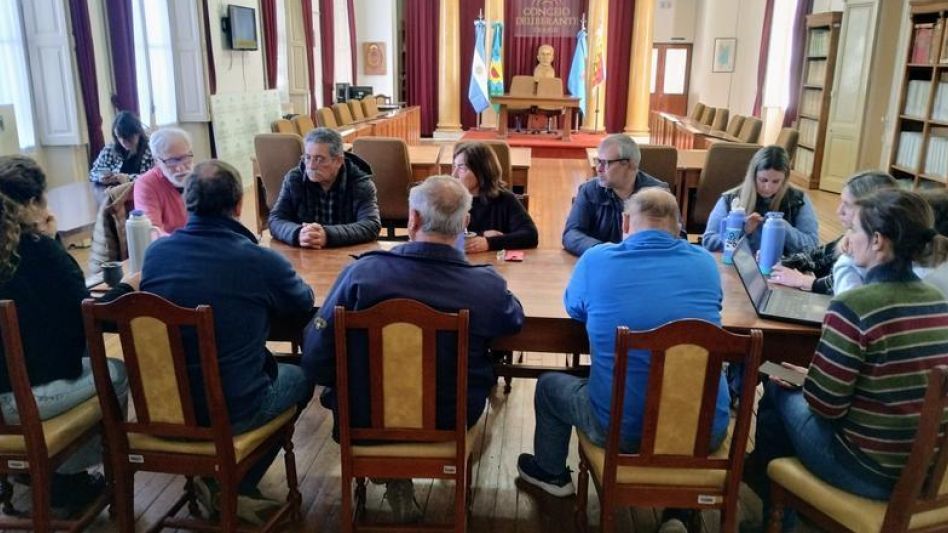 Apicultores azuleños mantuvieron una reunión con integrantes del Concejo Deliberante local. Ediles de diferentes bancadas brindaron detalles de lo acontecido en el marco de ese encuentro. PRENSA CONCE