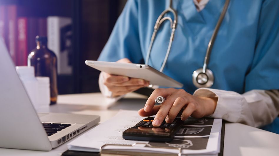 Desde este lunes, médicos de 50 asociaciones profesionales cobrarán bono extra por consulta