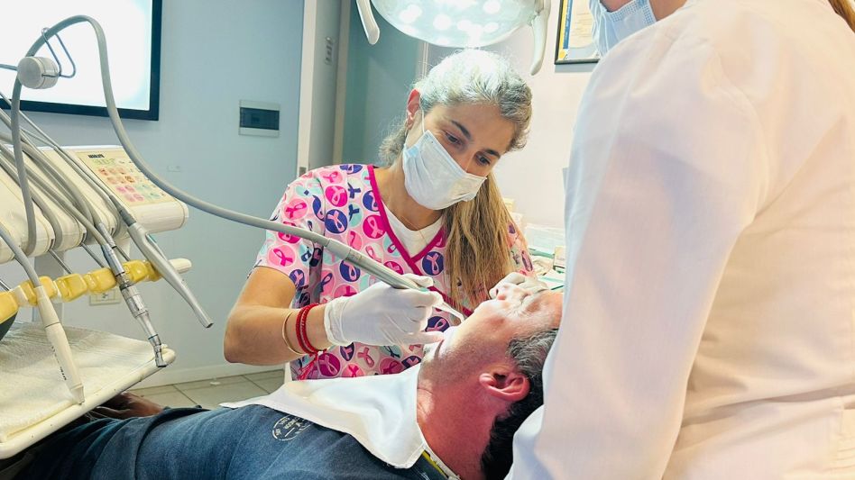 La odontóloga en plena labor sobre la prevención y especialmente la educación en higiene oral. 