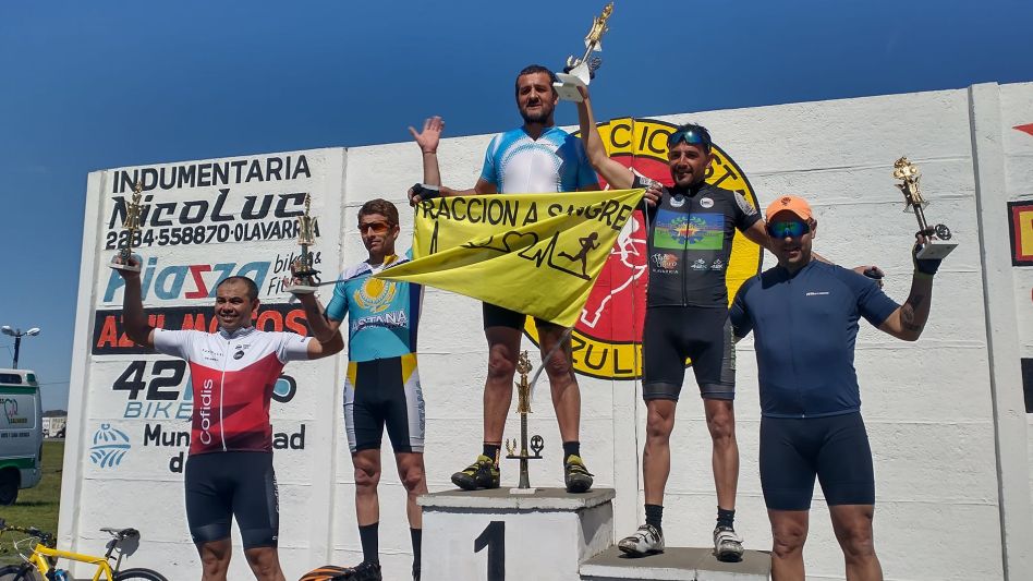 Diego Carrizo y Damián Moyano en el podio. Los azuleños terminaron en el primer y tercer lugar en la categoría Aficionados mayores de 40 años de edad. FACEBOOK CLUB CICLISTA AZULEÑO.