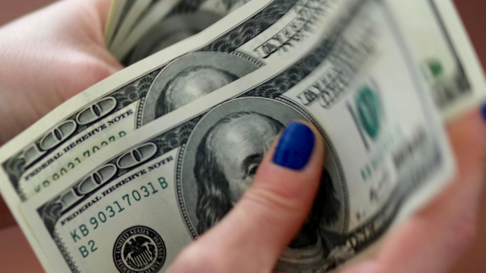 Sin techo, el "blue" se fue a $885 mientras el gobierno cruza fuerte al sector financiero