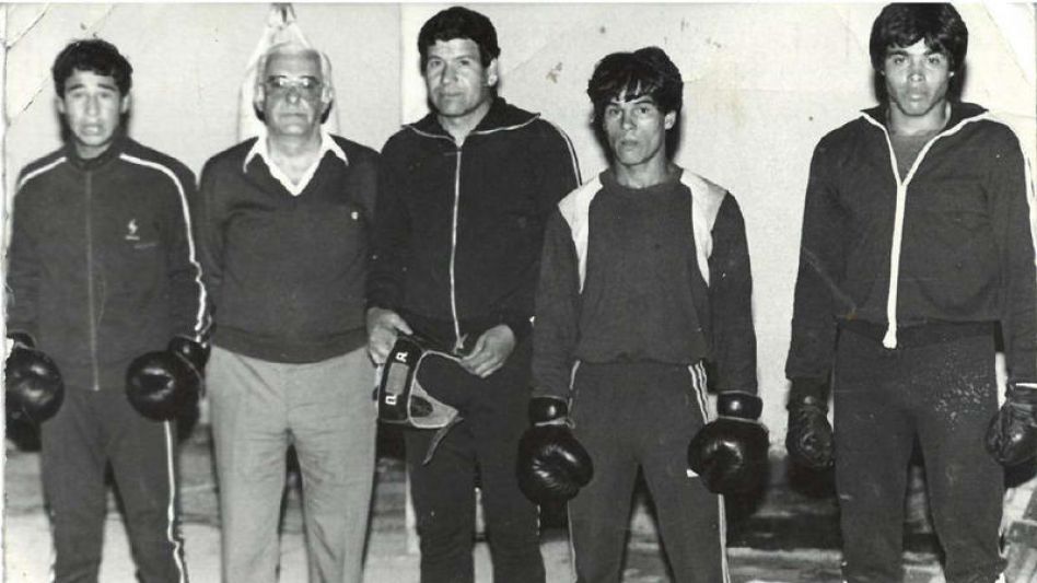 Álvarez y Lucero con guantes, bajo la supervisión del entrenador ?Toto? Andrada.
