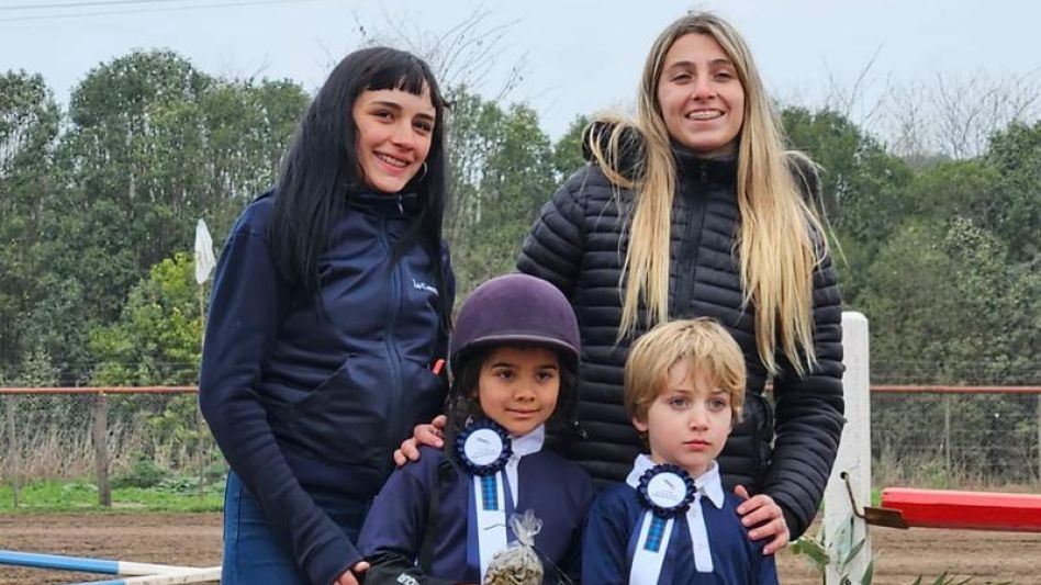 Los debutantes Emma García y Mateo Veronesi junto a la ayudante de pista Rocío Cerva y la instructora Camila Tomás. GENTILEZA CAMPO HÍPICO LA CAMILA