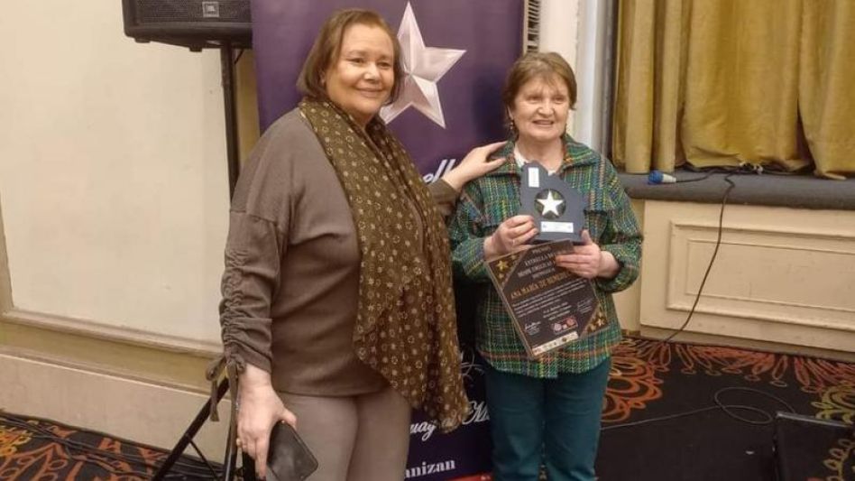 Este año la escritora que reside en Azul hace muchos años Ana de Benedictis, fue distinguida en Uruguay con el premio Estrella del Sur. 