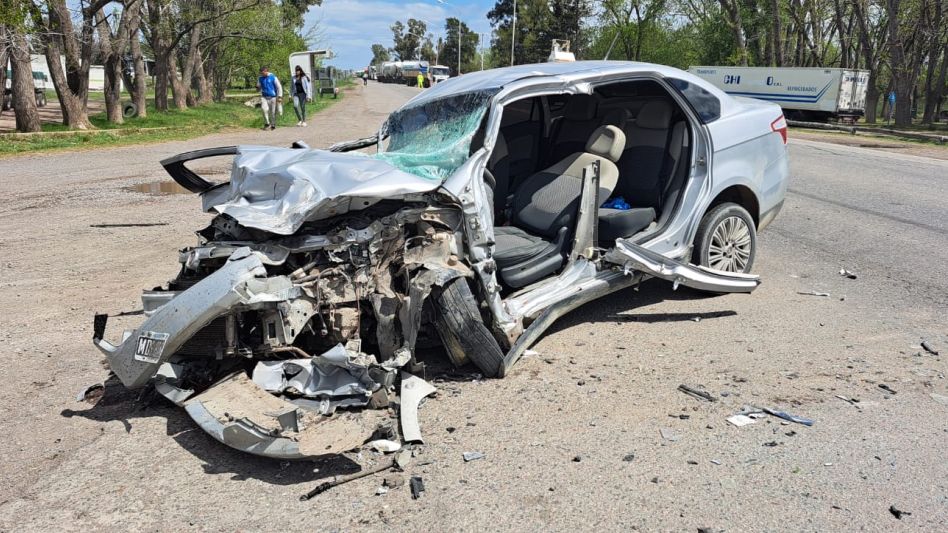 El siniestro vial ocurrió hoy miércoles alrededor de la hora 13 en la vecina localidad, en el cruce de Avenida San Martín con Ruta 3. FOTOS: SUBCOMISARÍA CACHARÍ/PBA