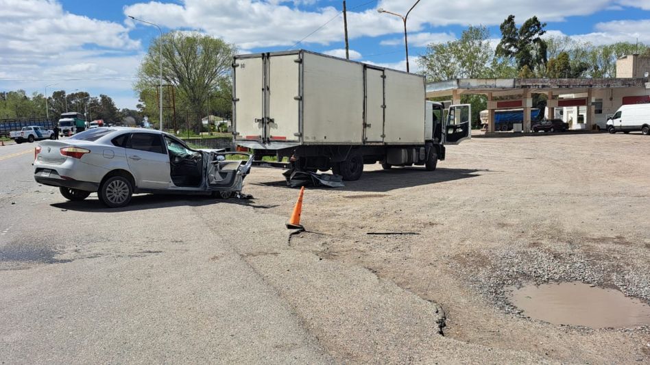  Violento choque entre un auto y un camión