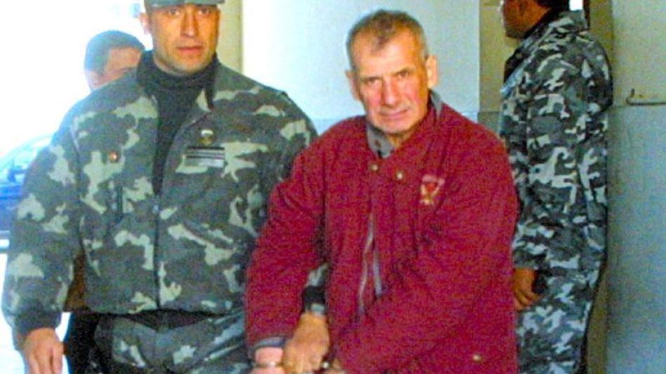 Mario Oscar Sallago. La imagen corresponde a junio de 2002, cuando salía de los tribunales de Azul tras haber sido condenado.