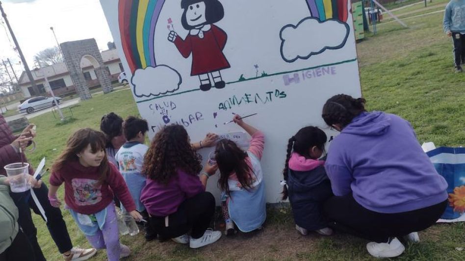 Los alumnos del Jardín 915 pintaron un mural en la Plaza España. 