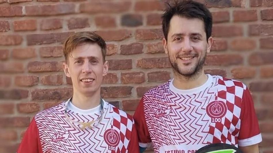 Con la casaca del Rojo, Rodrigo Aitra (derecha), quien hace dupla con Joaquín Rodríguez, buscará quedarse en la máxima división de la Pelota Bonaerense.
