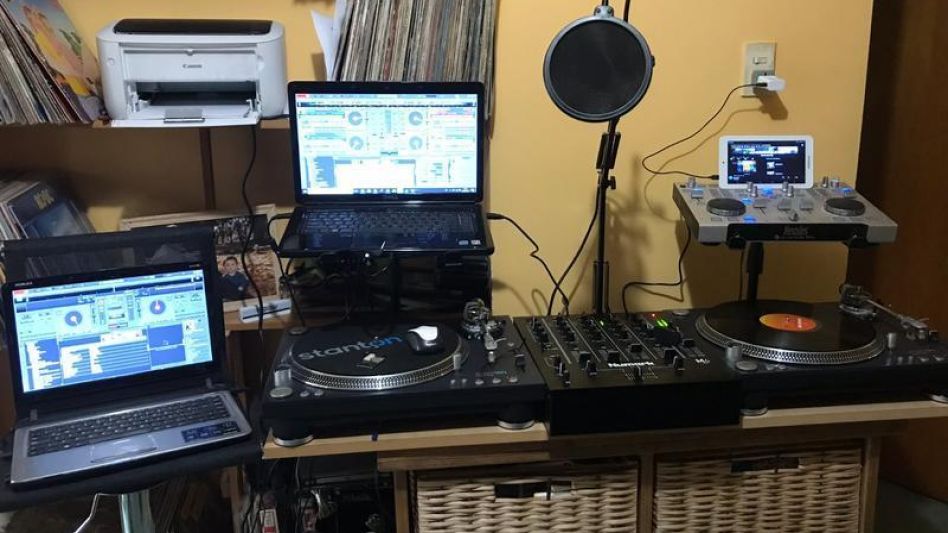 El pequeño mundo musical de Eugenio, entre vinilos y equipamiento. Me gusta estar haciendo cosas productivas por esto el mayor tiempo que pueda, acomodando y ordenando cada disco, guardarlos bien?.