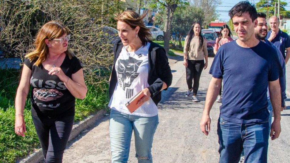 Natalia Colomé y Agustín Puyou durante una de las recorridas que realizaron por distintos barrios de Azul. NACHO CORREA