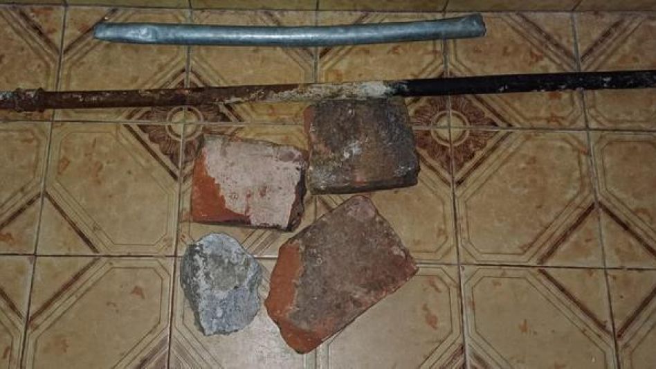 Caños y pedazos de ladrillos fueron incautados por los agentes del Comando de Patrullas que el sábado pasado aprehendieron a dos menores. FOTOS: CPA/PBA