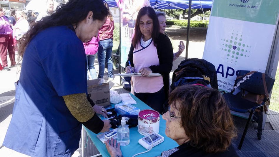 Ayer, durante la jornada de concientización, personal de APS realizó acciones de promoción y control de la salud.  HÉCTOR GARCÍA