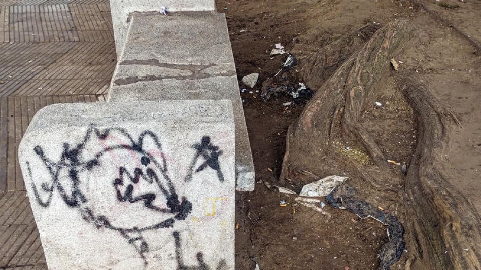 Le estamos pidiendo al Intendente que haga las reparaciones urgentes y necesarias para que no se siga deteriorando, la plaza principal de la ciudad, expresó el concejal Ortíz.  NACHO CORREA
