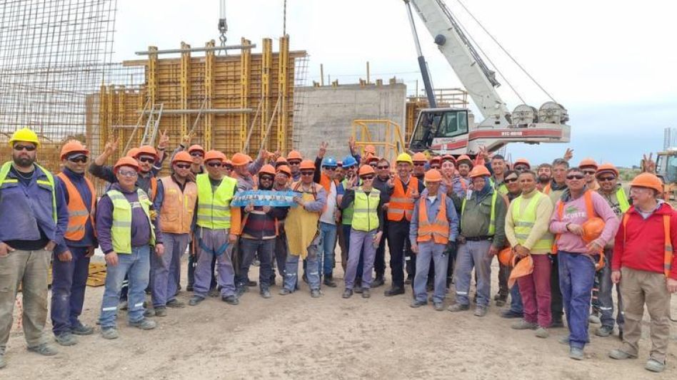 El candidato a intendente de UXP, Nelson Sombra, estuvo en Cerámica San Lorenzo. En la oportunidad dialogó con trabajadores y visitó las obras que se están realizando en la fábrica. 