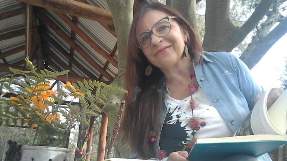 La Dra. en Literaturas Comparadas Laurina Restelli Solano: La gente está adormecida bajo pantallas de celulares y es el mismo adormecimiento que provocó la llegada del televisor en el siglo pasado. 