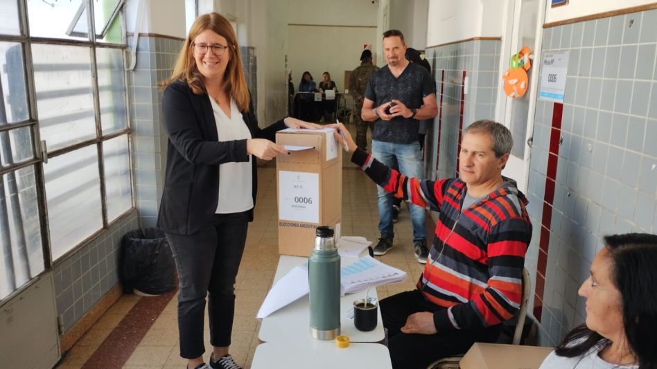 Aloisi, candidata a diputada  provincial, emitió su voto