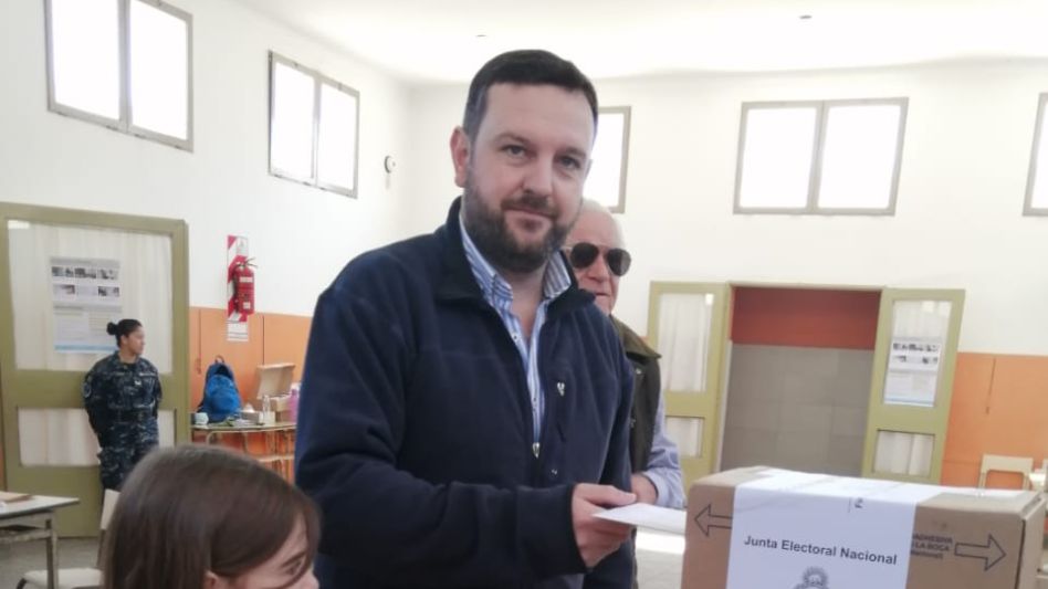 Pablo Disalvo, candidato a primer concejal de La Libertad Avanza Azul, emite su voto en la Escuela 56 de Chillar}