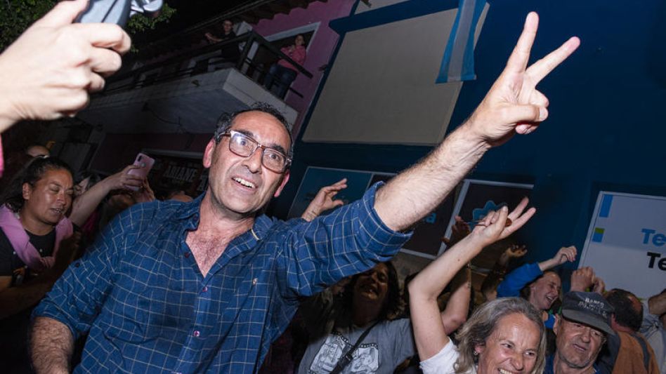 El flamante intendente electo de Azul, Nelson Sombra, celebrando con la gente que lo acompañó anoche en el Búnker ubicado sobre Avenida Mitre. NICOLÁS MURCIA