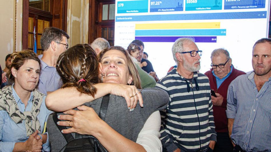 Minutos después de la hora 21 de ayer Natalia Colomé, desde la casona convertida en el búnker de Juntos por el Cambio en Azul, reconoció la victoria del peronista Nelson Sombra. NACHO CORREA