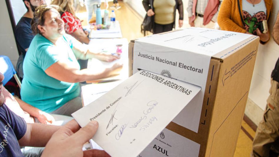 El electorado del Partido de Azul modificó sustancialmente sus referencias, al compararse lo ocurrido el 13 de agosto con lo registrado el pasado domingo. 