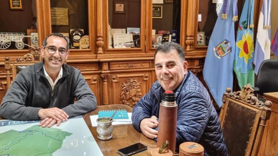 El intendente Hernán Bertellys recibió ayer en su despacho a Nelson Sombra, quien será su sucesor a partir de diciembre. PRENSA MUNICIPAL