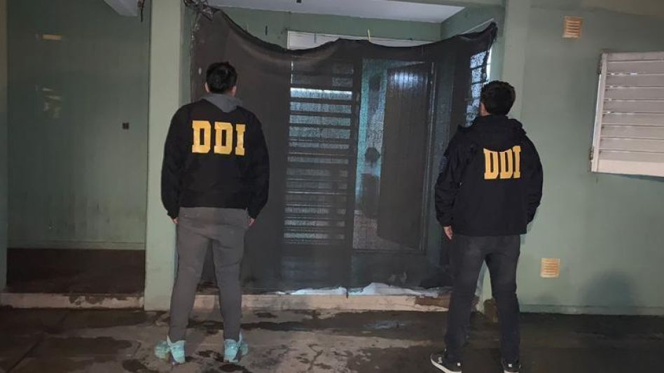 Agentes de la DDI Azul hicieron el allanamiento, que tuvo como escenario un departamento donde se domicilia el joven investigado.  DDI AZUL/PBA