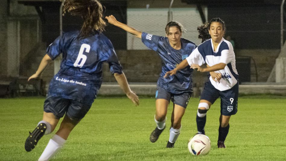 La primera división del Fútbol Femenino de la liga azuleña realizó un gran certamen el año pasado y fue eliminada en la semi. Foto: archivo - Nicolás Murcia.