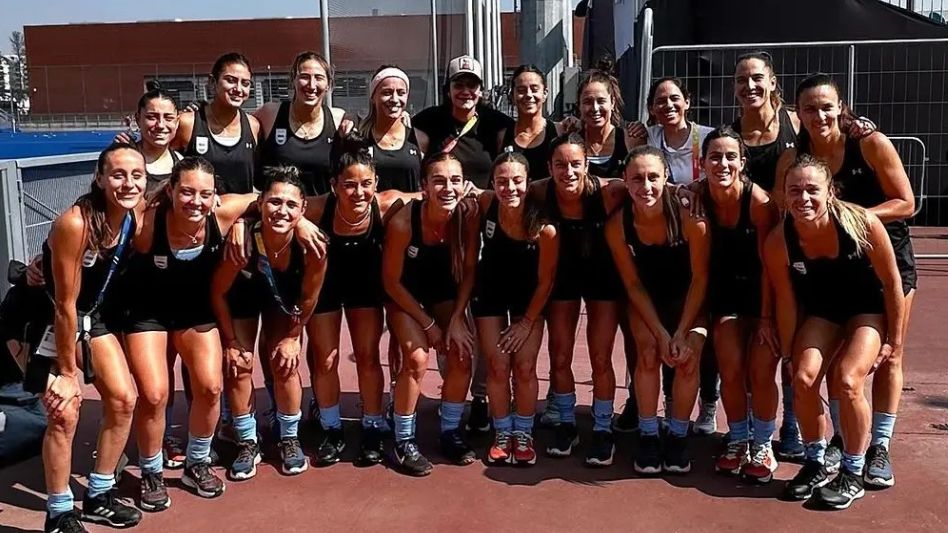 El seleccionado argentino femenino de hockey sobre césped, que cuenta con la azuleña Clara Barberi, tuvo la visita de Luciana Aymar en el primer entrenamiento en Santiago.