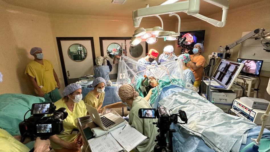Realizan cirugía cerebral con mapeo de emociones en un hospital público bonaerense