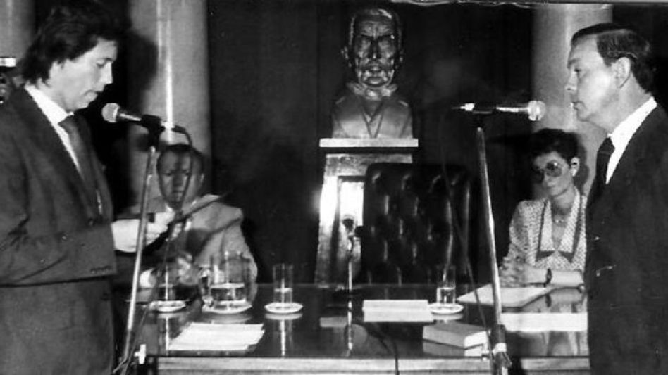 Concejales. Aníbal Bocchio (PJ) le toma juramento a César Martínez (UCR) durante lo que fue, en diciembre de 1983 y luego del fin de la dictadura militar, la primera conformación del Concejo.