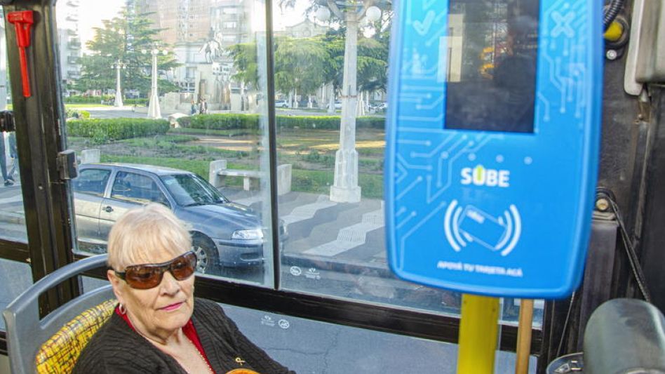 Una de las unidades de Transportes La Unión que ya tiene instalada la máquina para modernizar el sistema de transporte público en Azul. ARCHIVO/NACHO CORREA