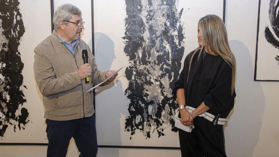 El director del museo con la artista Sole Dibetto quien expuso durante este 2023.   ARCHIVO NACHO CORREA  