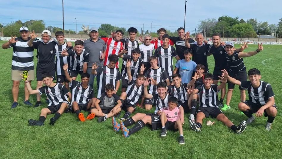 Los chicos de Alumni Azuleño celebran la conquista en Séptima División. El albinegro ganó los dos torneos del año. Foto: FACEBOOK PONZOÑA AZULEÑA