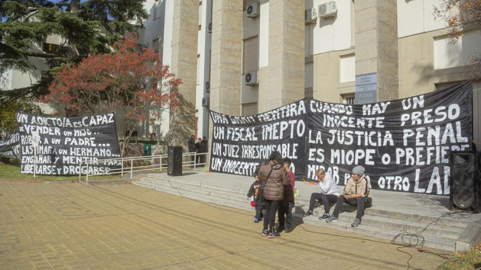 Una imagen de mayo del año pasado, cuando Griselda Altamirano montó un acampe en las afueras del Palacio de Justicia local.    N. MURCIA