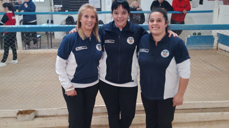 Las azuleñas María Parache, Yanina del Carlo y Rocío Siris jugarán mañana el Provincial Individual en Olavarría. El mismo será en homenaje a Silvia Battiato.