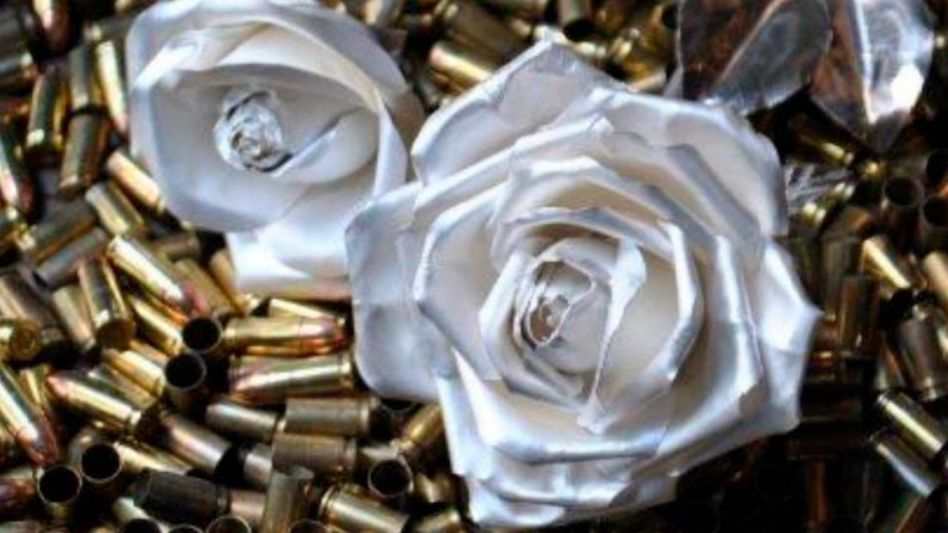 Con material bélico de varios conflictos Pallarols elaboró una "rosa por la paz"